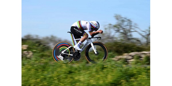 Effie Nepoul schittert op de 22 km lange tijdritrit en wint haar eerste overwinning in de Ronde van Algarve
